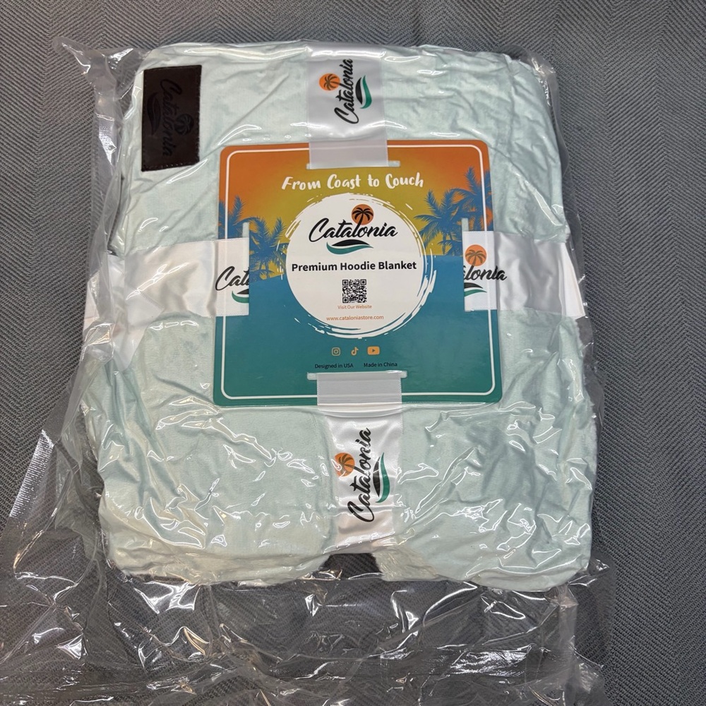 NWT Catalonia premium, hooded blanket, mint green
